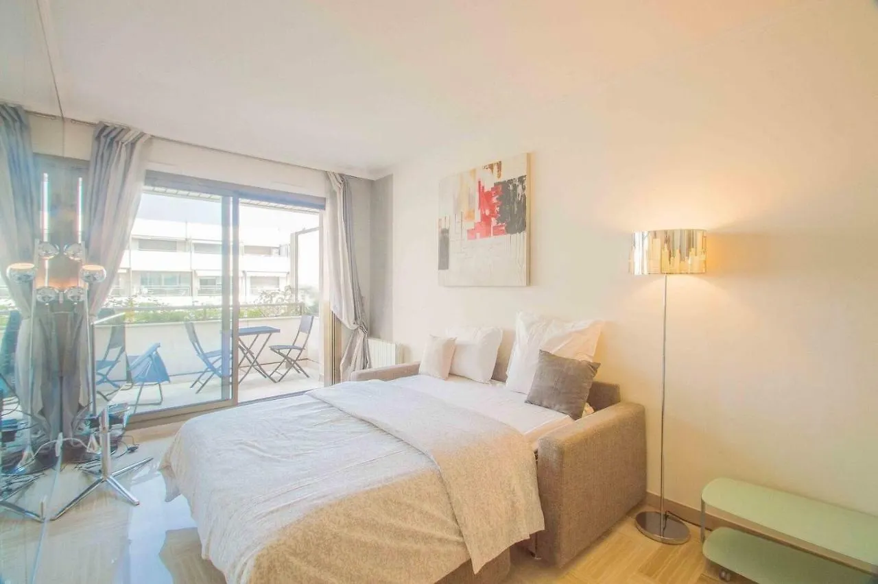 Cannes Conseil Immo, Grand Studio Terrasse Gray D'Albion Area -Four- Apartment France